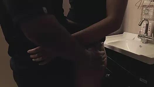 Sevimli üvey kız kardeş oturma odasında ve büyük üvey erkek kardeş.