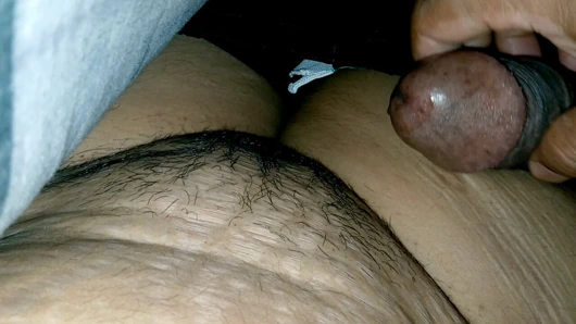 Üvey erkek kardeşimle aynı yatağı paylaşmayı kabul ettim ve beklenmedik bir şey oldu