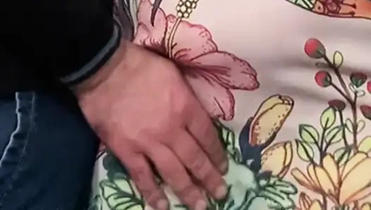 Aldatan evli kadın kalabalık bir metroda mastürbasyon yapıyor