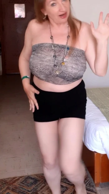 грудастая горячая бабуля соблазняет