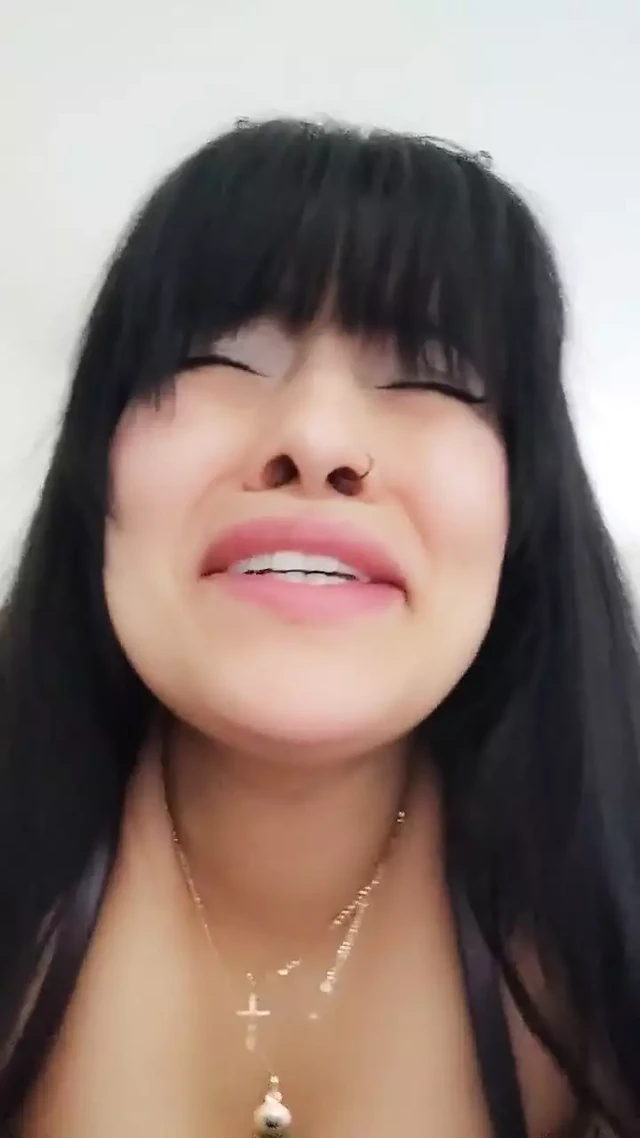 Молодая скунсовая мастурбирует