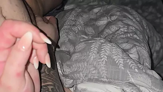 Dövmeli üvey anne elle muamele için üvey oğlunun yarağına giriyor