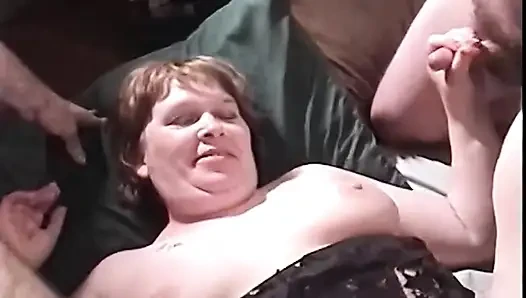 Olgun esmer orta yaşlı seksi kadın sert anal sikişiyor