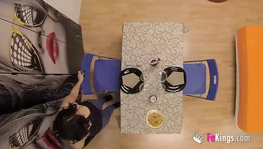 Büyük yaraklı siyah adam alba'nın genç kedi kırar