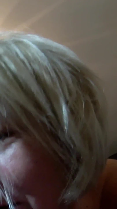 Dev memeli Rus olgun büyük bir yarak emiyor