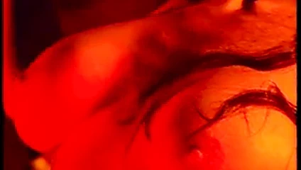 Büyük göğüsleri esmer bağlı ve alay tarafından onu ustası