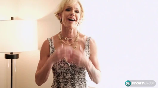 İri göğüslü evli kadın ve anne büyük, genç bir yarağı sikiyor