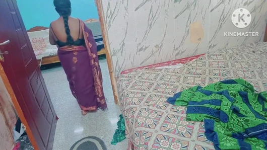 Beni sikebilir ve hamile bırakabilirsiniz - Tamil azgın üvey kız kardeş yüksek sesle inleyerek sikiliyor