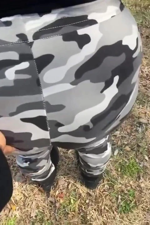 Kirli Diana dışarıda ve oynamaya hazır