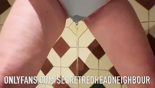 kıllı kızıl saçlı karısı pissing throuh külot içinde umumi tuvalet