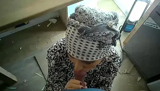 Müslüman kadın yarak emmeyi deniyor ve iyi bir iş çıkarıyor