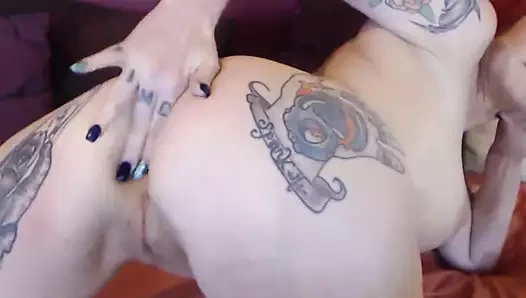 Klas tatted fransız ev hanımı pipa moore ile büyük memeler