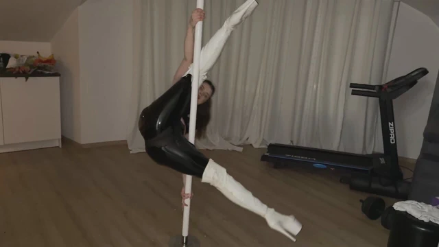 Deri ve seksi yüksek çizmeli direk dansı