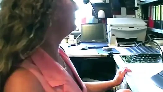 Kıvırcık esmer ofis sandalyesinde sert biniyor