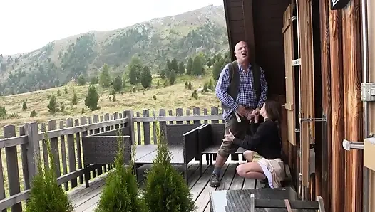 Deri Pantolonlu Büyük Memeli Sarışın Alp Kulübesinde Sikiliyor