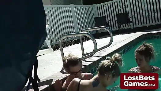 Striptiz dondurma oyunu hissedilebilir bir gerginlikle dolu