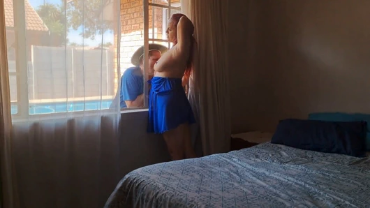 Kocası işteyken aldatan evli kadın havuz işçisi ile sikişiyor!