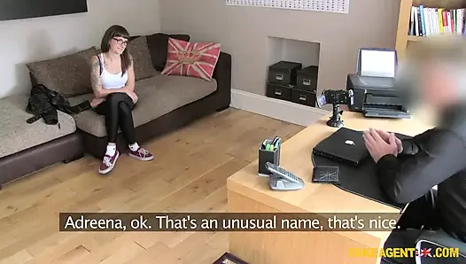 Fake Agent uk - utangaç esmer inek ajanın döllenmesini istiyor
