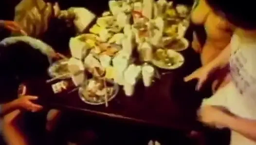 Büyük memeli piliçlerle eski nostaljik sikiş