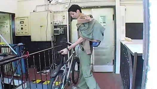 Karanlık saçlı Alman civciv ile küçük memeler seviyor dildoing ona beceriksizlik