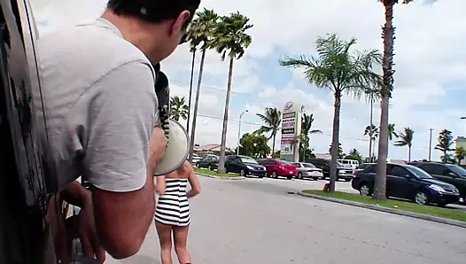 Die Putze von dem notgeilen Makler verdient sich ein Bonus