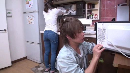 Büyük memeli yüksek eğitimli bir evde öğretmene bir afrodizyak içeren bir bardak çay veriliyor ve harikalar!