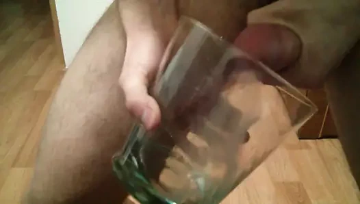 Büyük bir bardakta büyük cumshot!