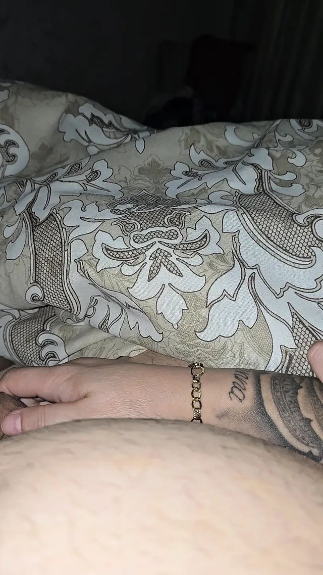 Üvey anne üvey oğlunun sikini müziksiz elle muamele çekiyor