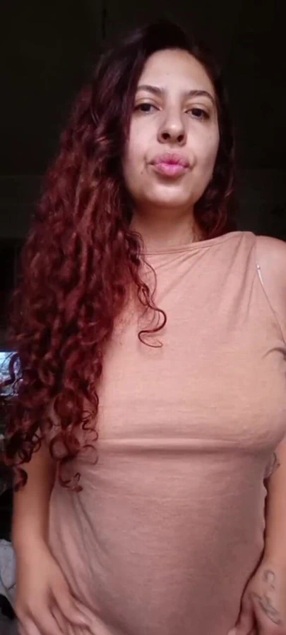 Her zaman olduğu gibi memelerle alay ediyor