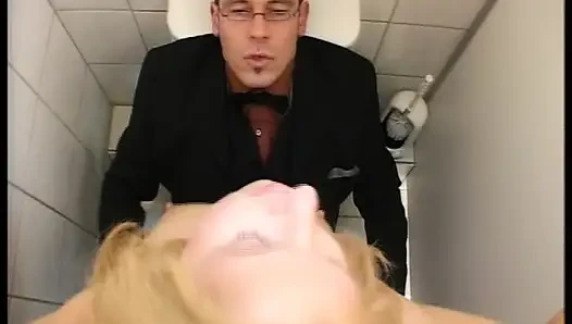 Güzel Alman orta yaşlı seksi kadın umumi tuvalette yarağa biniyor