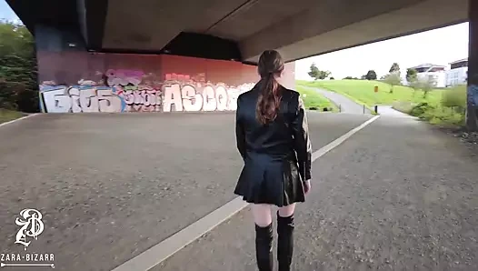 Açık havada işerken yakalandı