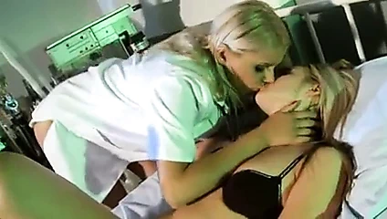 Aşık kızlar - hastanede tatlı lezbiyenler