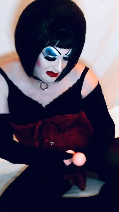 Ağır makyajlı kadın kılıklı drag queen göt tıkaçlarıyla, götten ağza oynuyor | Klip 1