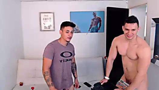 Arkadaşlar birbirlerinin önünde çıplak - özel