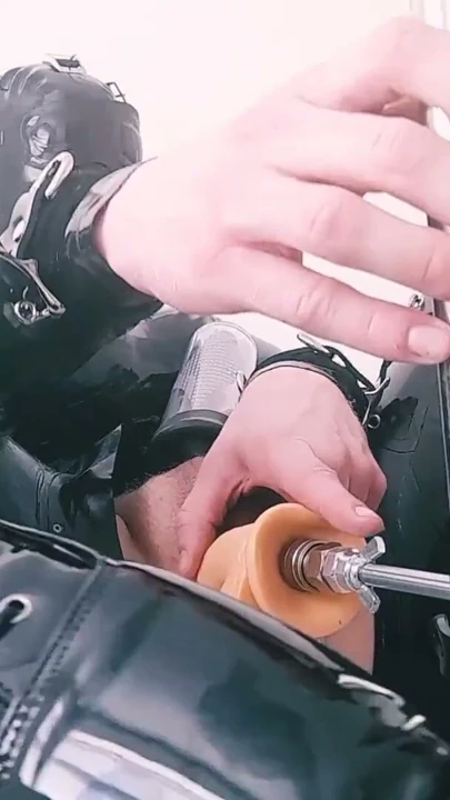 Lateks elbise, anal lanet makinesi, anal yayma, masa tenisi, penis pompası | Klip 1