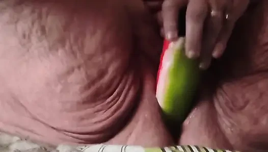 Tekrar tekrar yaramaz bir sırıtarak boşalıyor