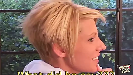 Ateşli sarışın Amber gırtlağına kadar alma becerilerini sergiliyor ve götüne sokuyor