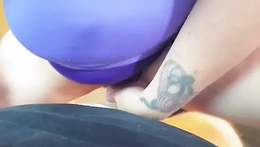 Büyük memeli orta yaşlı seksi kadın gırtlak ve amcık sikişi yüze boşalma