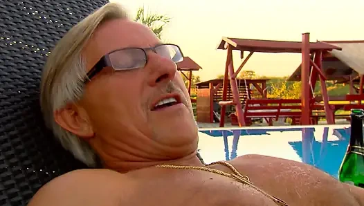 Sarışın Hatun Aleska Elmas Havuz Başı Sikişi