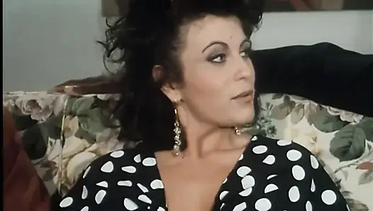 Moana Pozzi ile dışarıda nostaljik anal orgazm