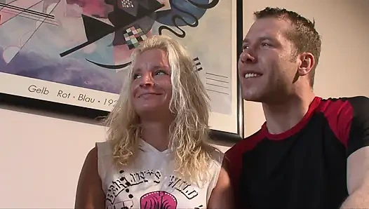 Sarışın hatun yarak emiyor ve sonra ağzına boşalıyor