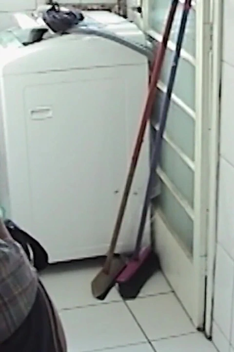 Hizmetçi çıplak çalışırken filme alındı