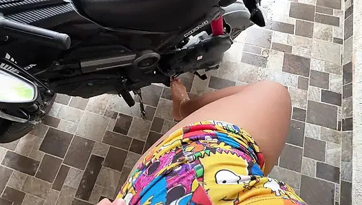 Yeni komşularımın önünde mastürbasyon yapmaya tamamen bayılıyorum