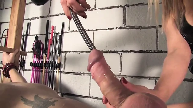 Блондинка зазвонит своему рабу