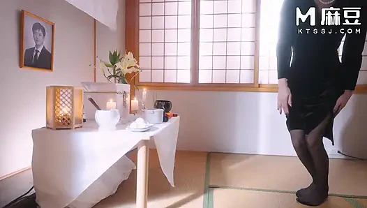 Modelmedia asia - yaşlı üvey erkek kardeş kocasını yarağıyla kaybeden dul kadını teselli etti