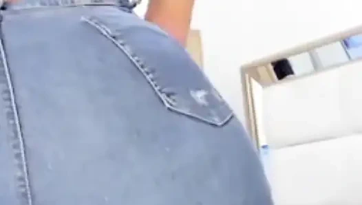 Big Booty in Jeans Dancing