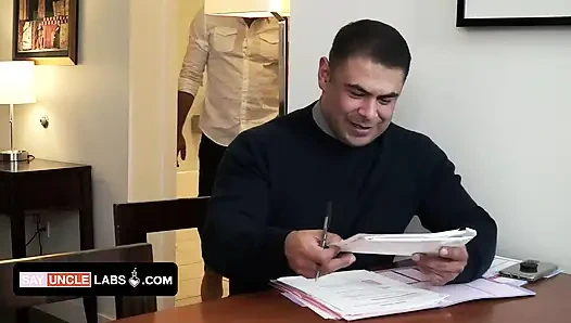 Ateşli ev sahibi kalacak bir yere ihtiyacı olan umutsuz kiracıdan faydalanıyor ve götünü dölle dolduruyor