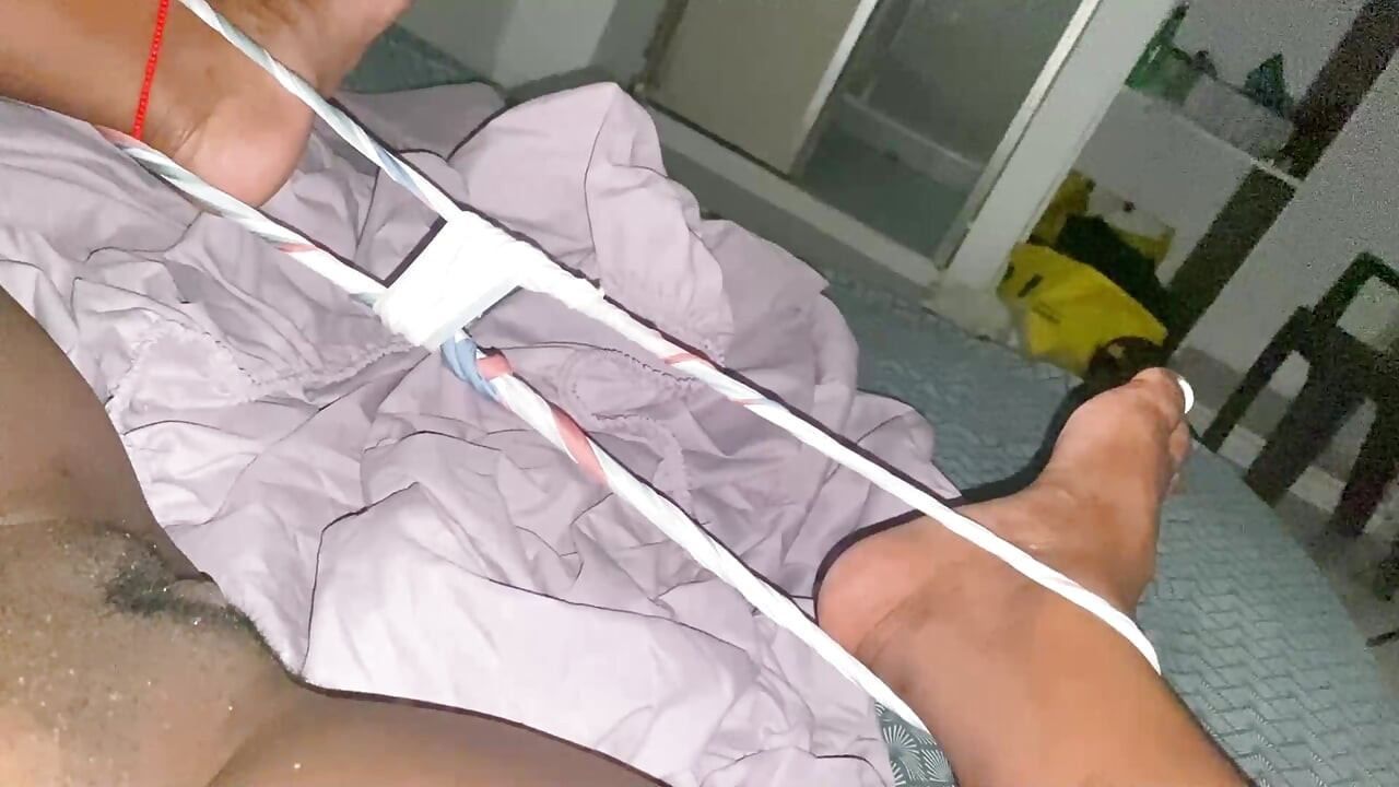 Komşum kocası evde yokken gece mastürbasyon yaparken bana bir video gönderiyor