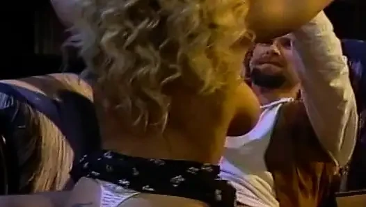 Büyük memeli orta yaşlı seksi kadın göt deliğinden her saniyesinin tadını çıkarıyor