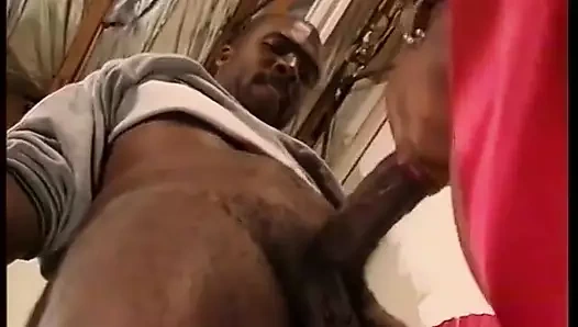 Zenci genç kız göğüslerine boşalmadan önce amını siktiriyor ve sakso çekiyor